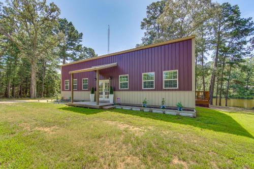 Quitman Lakefront Cabin with Screened Porch and Grill! in Mineola (TX)
