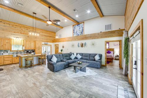 Quitman Lakefront Cabin with Screened Porch and Grill! in Mineola (TX)