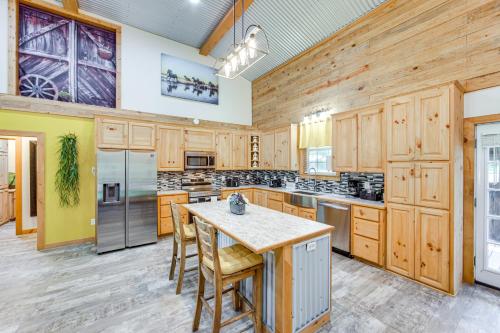 Quitman Lakefront Cabin with Screened Porch and Grill! in Mineola (TX)