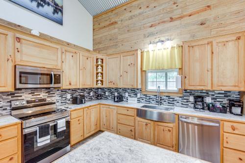 Quitman Lakefront Cabin with Screened Porch and Grill! in Mineola (TX)