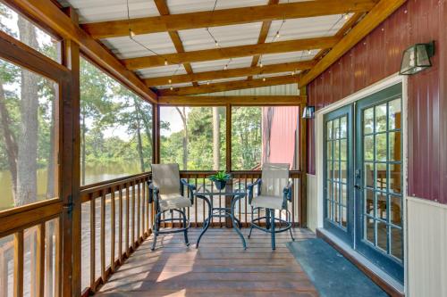 Quitman Lakefront Cabin with Screened Porch and Grill! in Mineola (TX)