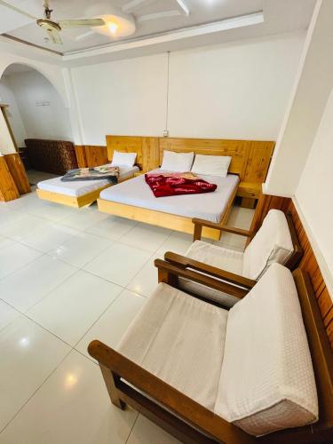 Four Star hotel and Restaurant in Drosh