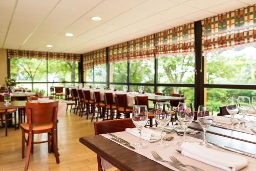 Restaurant, Brit Hotel Rennes Cesson in Cesson-Sevigne