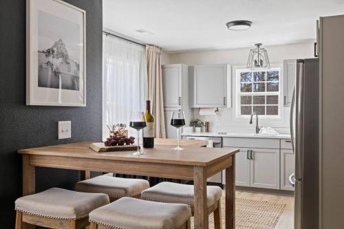 Luxurious 4 Bed 2 bath in Downtown Brevard in Brevard, USA