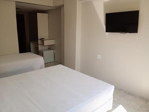 1 queen bed, 1 twin bed