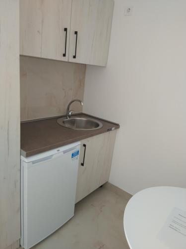 Hostel Vera - Airport Podgorica - image 7