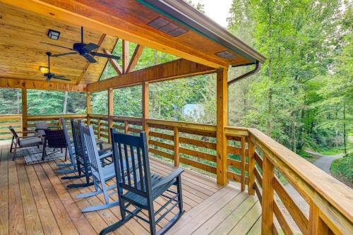 2 Mi to Downtown with Hot Tub Cabin in Gatlinburg! in Gatlinburg, USA