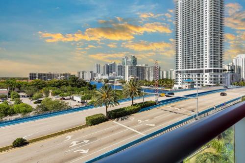 Amazing Studio Beautifull View Balcony Pool Gym in Hallandale Beach, USA