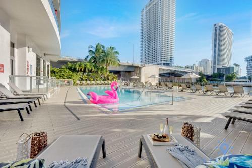 Amazing Studio Beautifull View Balcony Pool Gym in Hallandale Beach, USA