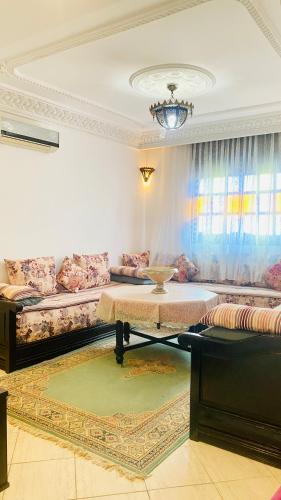 Bel appartement Au centre ville, internet Fibre, canal plus, chaines internationales in El Massira