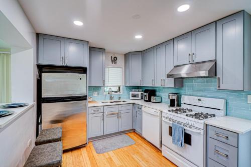 Cozy Home Sleeps 10 Lombard Chicago Suburb in Lombard, USA