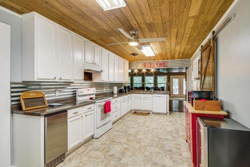 Ferriday Lakehouse with Private Dock, Deck, and Yard! in Városközponthoz közel