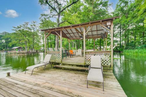 Ferriday Lakehouse with Private Dock, Deck, and Yard! in Városközponthoz közel