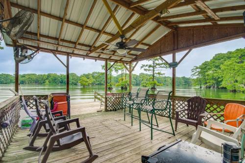Ferriday Lakehouse with Private Dock, Deck, and Yard! in Városközponthoz közel