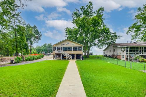 Ferriday Lakehouse with Private Dock, Deck, and Yard! in Városközponthoz közel