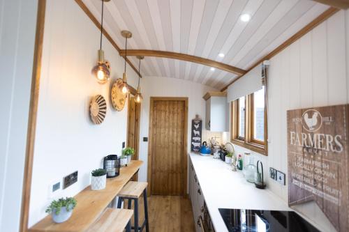 The Love Shack in โอเตอร์เบิร์น