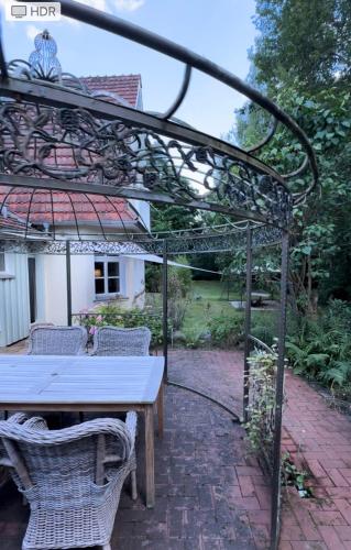 Garden, Klimaanlage, 5 Sterne Bahnhoftraum, 200qm Appartement "Waldzauber", 1200qm Garten, QR Code scannen f in Braunfels