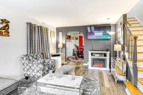 Newark Home with Deck and Fire Pit, 16 Mi to NYC! in Newark, USA
