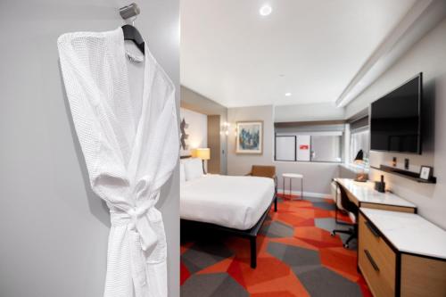 Deluxe King Room image 10