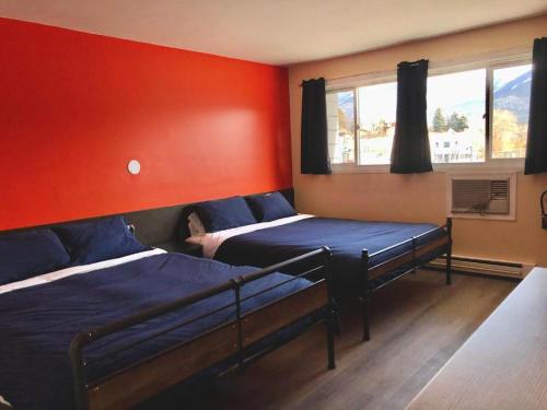 2 bedrooms, 3 beds