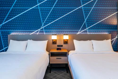 Comfort Suites Kelowna Room Type - Superior Queen Room with Two Queen Beds - Non-Smoking