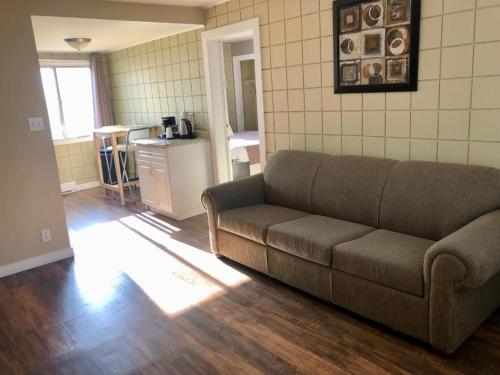 1 queen bed, 1 sofa bed