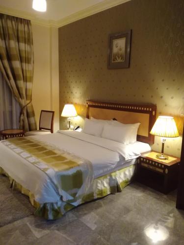 1 king bed, 2 queen beds