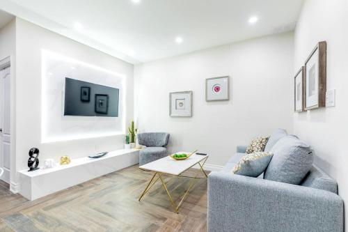 Modern Pet-friendly Chinatown Apartment
