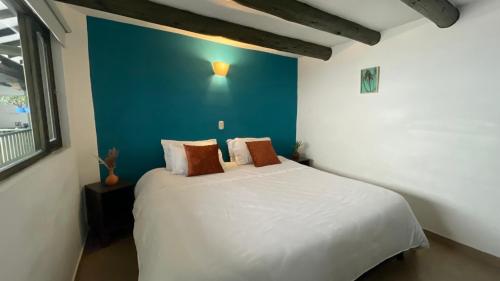 Standard Double Room image 9