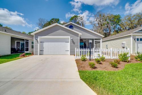 Sunny Florida Escape with Pool Access, Patio and Grill in Wildwood, USA