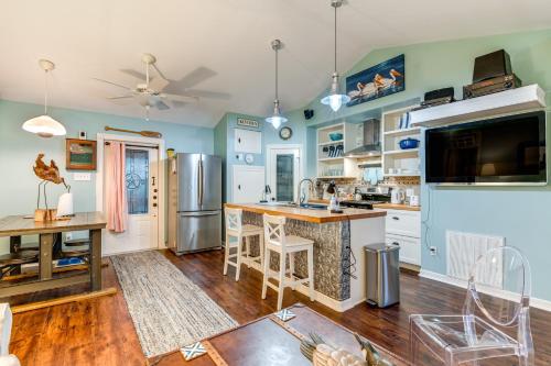 Walk to Pier Bayside Getaway with Screened Balcony in Bayside, USA