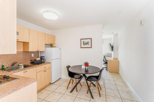 Kitchen, South River Suites in Medley