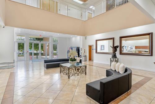 Lobby, South River Suites in Medley