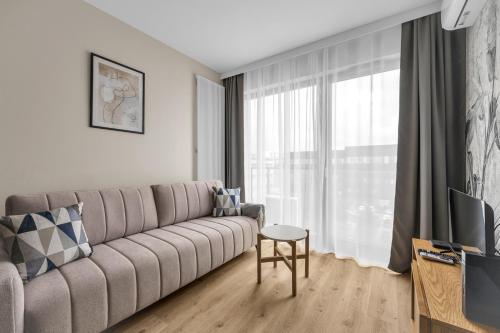 Warsaw Airport - Parking & Balcony - By Rentujemy, Warsaw
