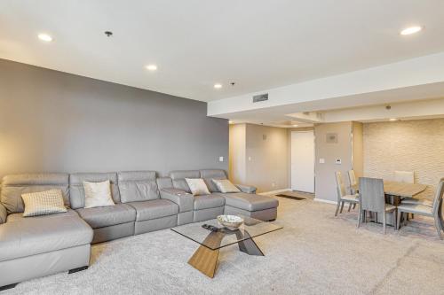 2 Mi to Hollywood Condo with Pool and Hot Tub Access thumb 3