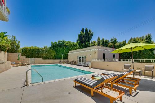 2 Mi to Hollywood Condo with Pool and Hot Tub Access thumb 4