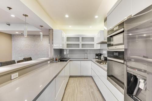 2 Mi to Hollywood Condo with Pool and Hot Tub Access detail
