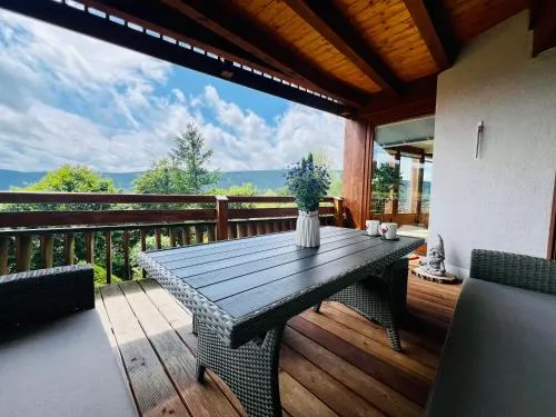 Panoramablick mit Privatparkplatz, 2 Balkone und 1,5 Bäder in Titisee-Neustadt, Deutschland