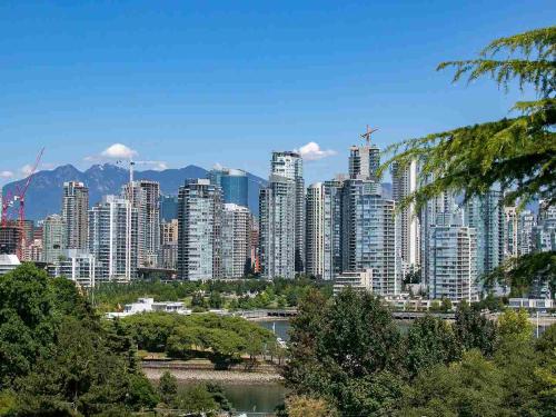 Stunning Skyline Views from a Cozy Apartment in Vancouver, Canada