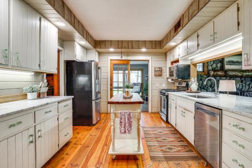Picturesque Lake Elmo Cottage w/ Fire Pits! in Lake Elmo (MN)