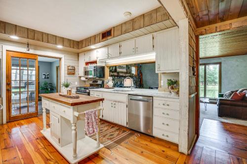 Picturesque Lake Elmo Cottage w/ Fire Pits! in Lake Elmo (MN)