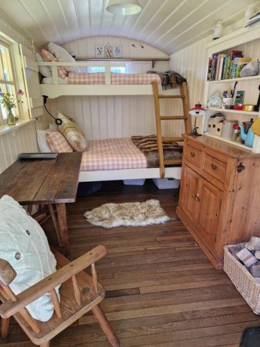 The Delkin Shepherds Huts Castle Combe in 卡斯爾孔貝