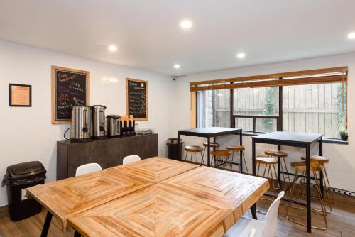 ห้องส่วนกลางสำหรับนั่งเล่น/ดูทีวี, เซมซัน โตรอนโต (Samesun Toronto) near ตลาดเคนซิงตัน