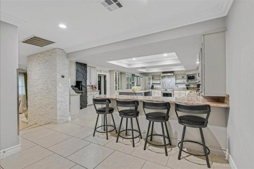 High-End 5 BR Villa w Pool, Gym, Hot Tub, Games