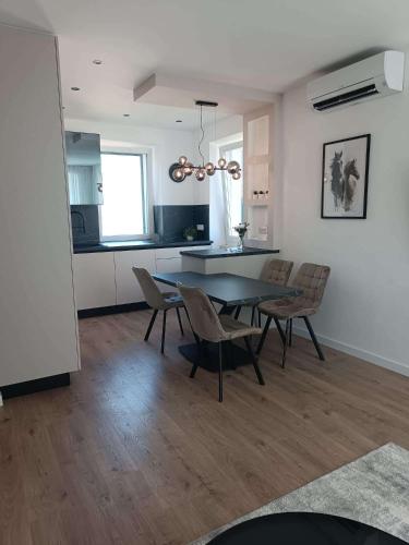 Two-Bedroom Apartment with Balcony and Sea View image 5