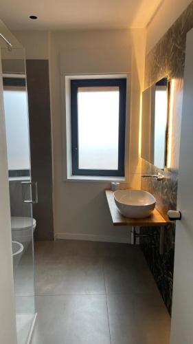 Deluxe Double Room with Side Sea View image 9