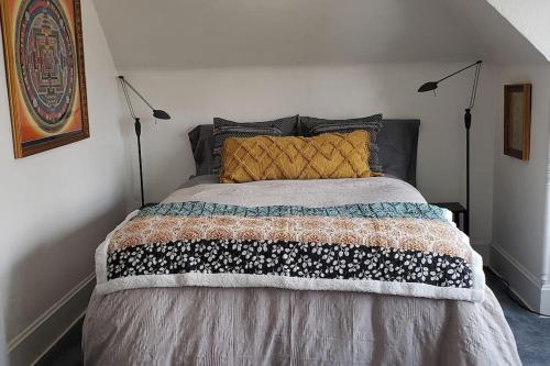 Serene Urban Oasis King Suite and Hot Tub