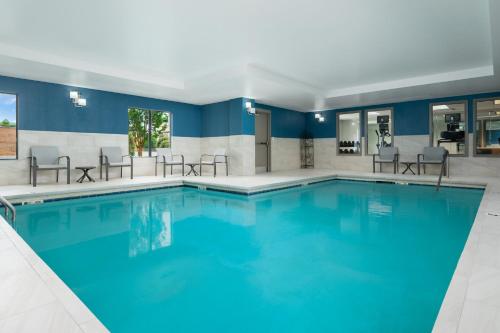 Holiday Inn Express Hotel & Suites Newport South By IHG - 수영장