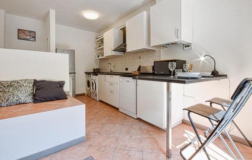virtuve, 1 Bedroom Pet Friendly Home In Avegno in Avegno