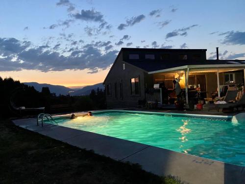 Central 2 BdR 1 + 1 Bath + Heated Salt Pool + HT in Kelowna, Canada